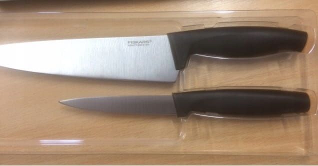 Przejdź do produktu ZESTAW NOŻY KUCHENNYCH FISKARS 2SZT + OSTRZAŁKA