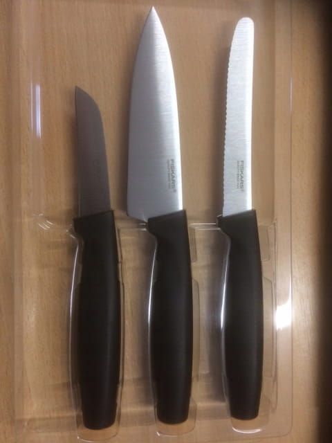 Przejdź do produktu ZESTAW NOŻY KUCHENNYCH FISKARS 3SZT + OSTRZAŁKA