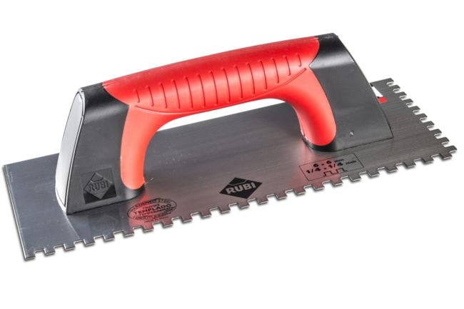 Przejdź do produktu Paca szpachla zębata z zamkniętym uchwytem RUBIFLEX 28 cm 6x6 rubi 75955