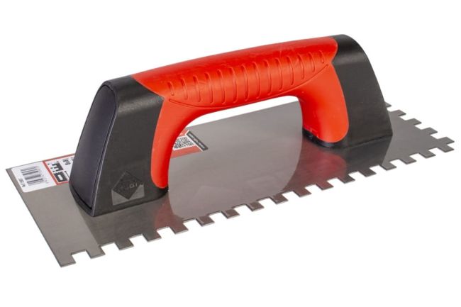 Przejdź do produktu Paca szpachla zębata z zamkniętym uchwytem RUBIFLEX 28 cm 8x8 rubi 75957