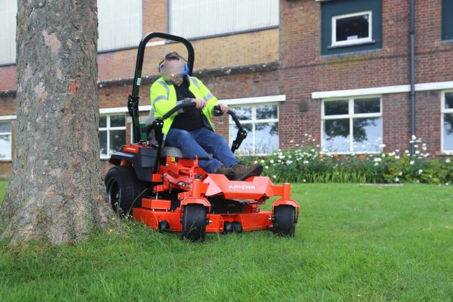 Przejdź do produktu hak Zaczep przyczepki i akcesoriów do Traktorek Ariens ZERO-SKRĘT Apex 48deck 122cm 991316