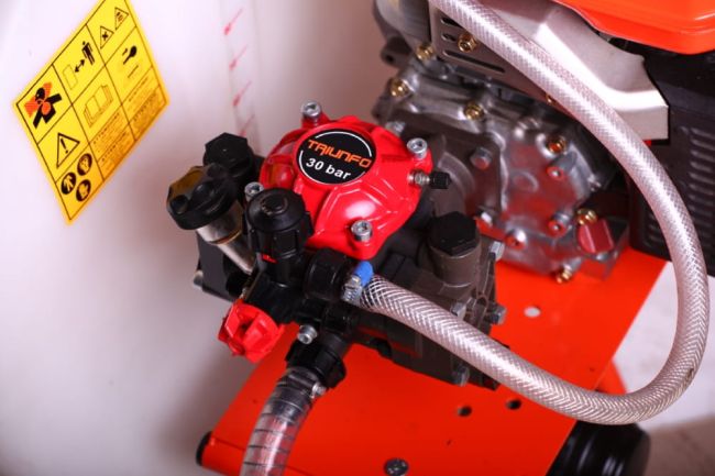 Przejdź do produktu Triunfo SH100/25 opryskiwacz spalinowy wózkowy Honda 166 cm³ 100 l 25 bar mocny sprzęt do oprysku roślin, krzewów i drzew profesjonalny opryskiwacz ogrodowy