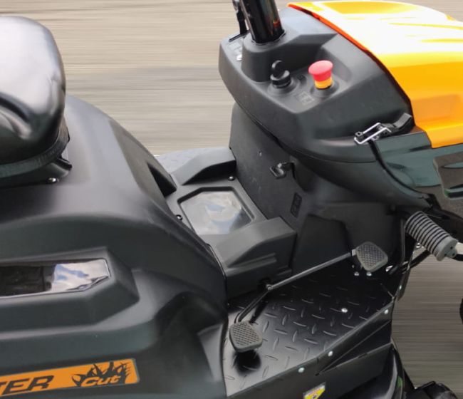 Przejdź do produktu MasterCut T107-15H traktorek spalinowy 107 cm ze skrzynią hydrostatyczną — mocny i komfortowy, idealny do dużych trawników i profesjonalnej pielęgnacji ogrodu
