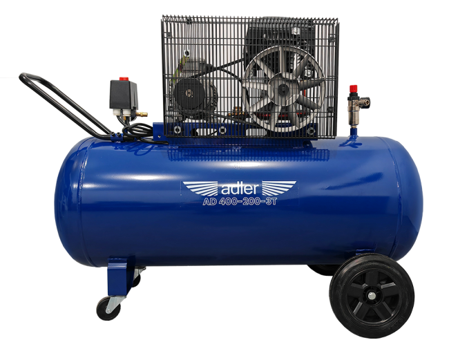 Przejdź do produktu Adler AD400-200-3T sprężarka powietrza 400V kompresor olejowy, dwucylindrowy, 200L, 10 bar, współpracuje z agregatami prądotwórczymi, ma dodatkową chłodnicę, duży wentylator silnika, gumowe koła