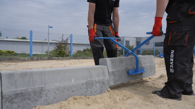 Przejdź do produktu Jazon CHP1U chwytak poprzeczny, kleszcze uniwersalne do przenoszenia krawężników łukowych i prostych oraz przy doposażeniu w wąsy do płyt ażurowych, szerokość łapy 35 cm, nośność do 100 kg, obsługa na dwie osoby