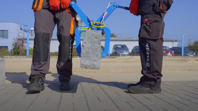 Przejdź do produktu Jazon CHUZ chwytak uniwersalny zawieszany do przenoszenia i ustawiania krawężników prostych i obrzeży, szerokość łap 14 cm, nośność do 250 kg