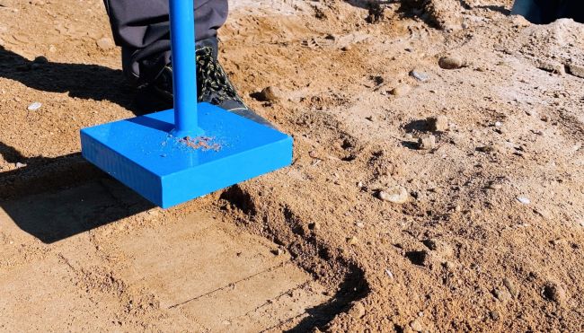 Przejdź do produktu Jazon UR20 ubijak ręczny do zagęszczania mniejszych powierzchni gruntu, ziemi, piachu, betonu, kruszywa, żużlu oraz innych sypkich materiałów, rozmiar stopy 20x20x3 cm