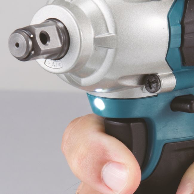 Przejdź do produktu Makita DTW190Z klucz udarowy 18V LXT, 190 Nm, 0 – 2300 obr./min, M8 – M16, bez akumulatora i ładowarki, poręczny, idealny do śrub samochodowych