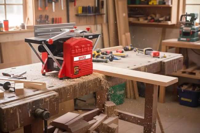 Przejdź do produktu Hecht 8751 strugarko-grubościówka elektryczna 1250 W, 230 V/50 Hz, umożliwia struganie o szerokości 210 mm i głębokości 2 mm