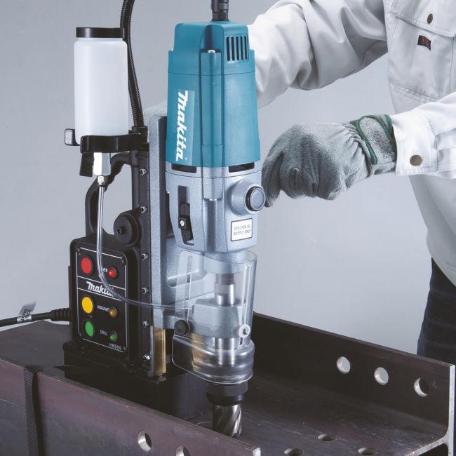 Przejdź do produktu Makita HB500 wiertarka magnetyczna elektryczna, sieciowa, 2-biegowa, 50 mm, 350 / 650 obr./min, przenośna, wyposażona w układ zasilania olejem zapewniający płynne wiercenie