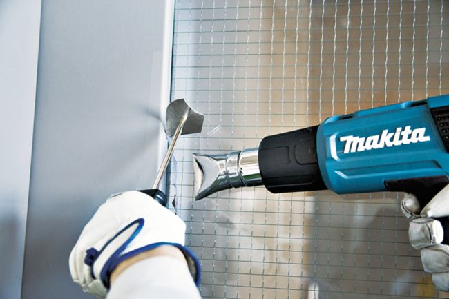 Przejdź do produktu Makita HG6030K opalarka elektryczna, sieciowa 1800 W, maksymalny przepływ powietrza to 250-500 l/min, temperatura między 50 a 600 °C, idealna do ogrzewania, jak i usuwania materiału
