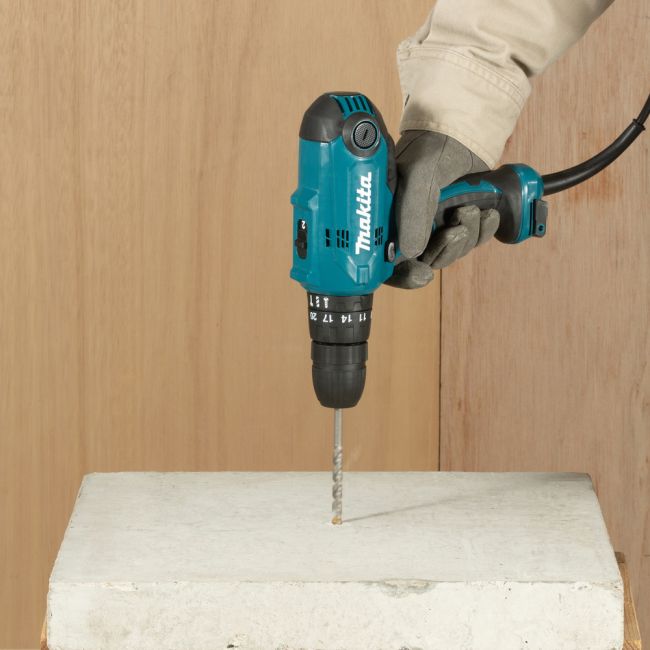 Przejdź do produktu Makita HP0300 wiertarko-wkrętarka udarowa elektryczna, sieciowa 320 W, 0 – 1500 obr./min, do betonu, z wiertłem 8 mm, ma funkcję wiercenia z udarem i bez, jest lekka i kompaktowa