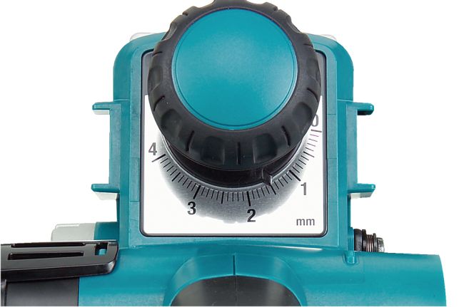 Przejdź do produktu Makita KP0810 strug do drewna elektryczny, sieciowy 850 W, szerokość 82 mm, głębokość strugania 4 mm, jest kompaktowa, cicha, lekka i łatwa w użyciu