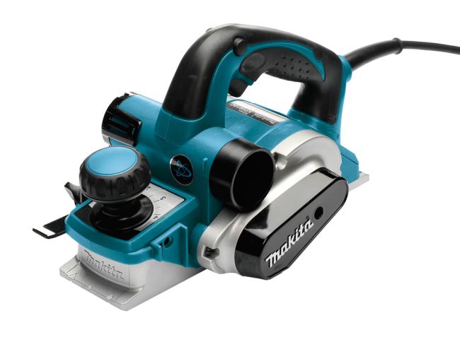 Przejdź do produktu Makita KP0810C strug do drewna elektryczny, sieciowy 1050 W, szerokość 82 mm, głębokość strugania 4 mm, jest kompaktowa, lekka i łatwa w obsłudze, idealna do ciężkich zastosowań