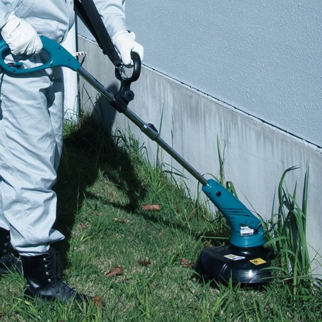 Przejdź do produktu Makita UR3000 podkaszarka żyłkowa elektryczna 450 W, maksymalne obroty 9000 obr./min, jest lekka, kompaktowa i idealna do przycinania i wykańczania ogrodów i innych terenów zielonych