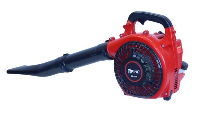 Przejdź do produktu Saiko SD260 dmuchawa spalinowa z silnikiem 25,4 cm³, mocą 0,75 kW 1,1 KM, wagą 4,3 kg, praktyczne urządzenie wyposażone w dwusuwowy silnik benzynowy