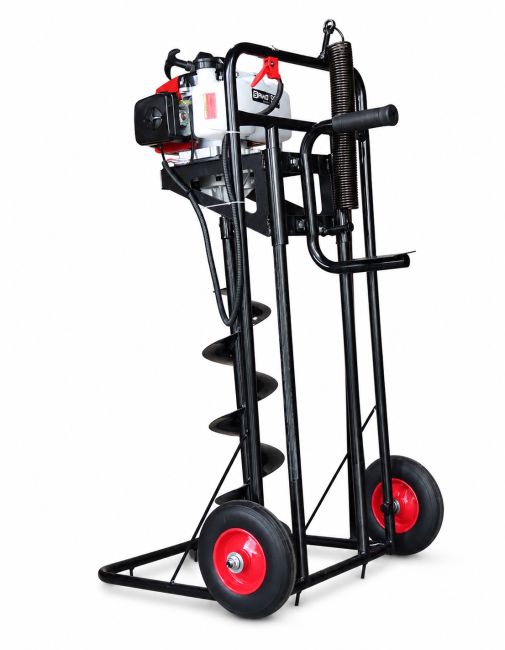 Przejdź do produktu Saiko SW63B wiertnica glebowa do ziemi na wózku z silnikiem 49 cm³, mocą 2,8 KM + 3 wiertła w zestawie, to funkcjonalne rozwiązanie dla osób, które szukają kompletnego zestawu do wykonywania otworów w ziemi