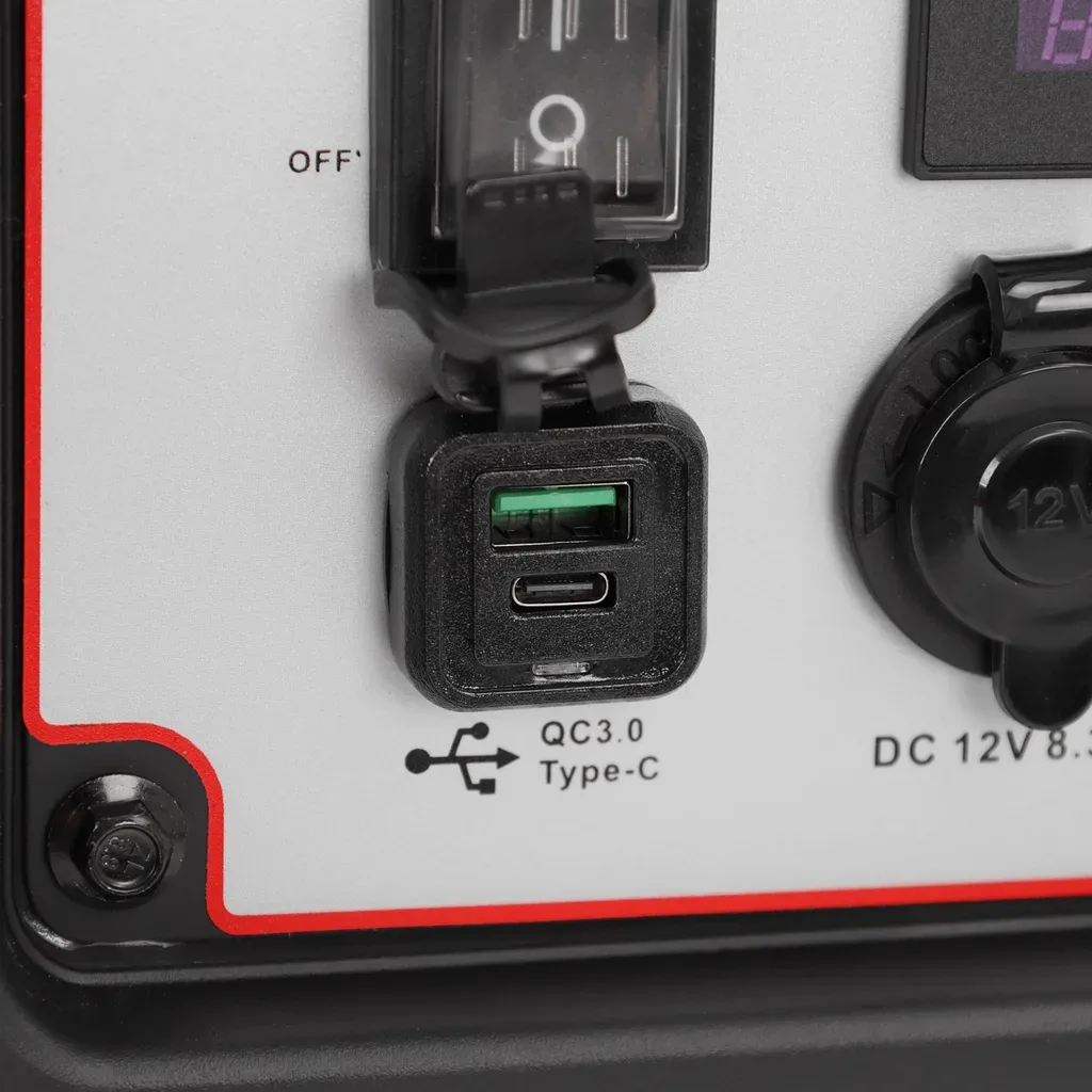 Porty USB z oznaczeniem QC i USB-C na panelu agregatu inwerterowego Hecht IG 3601