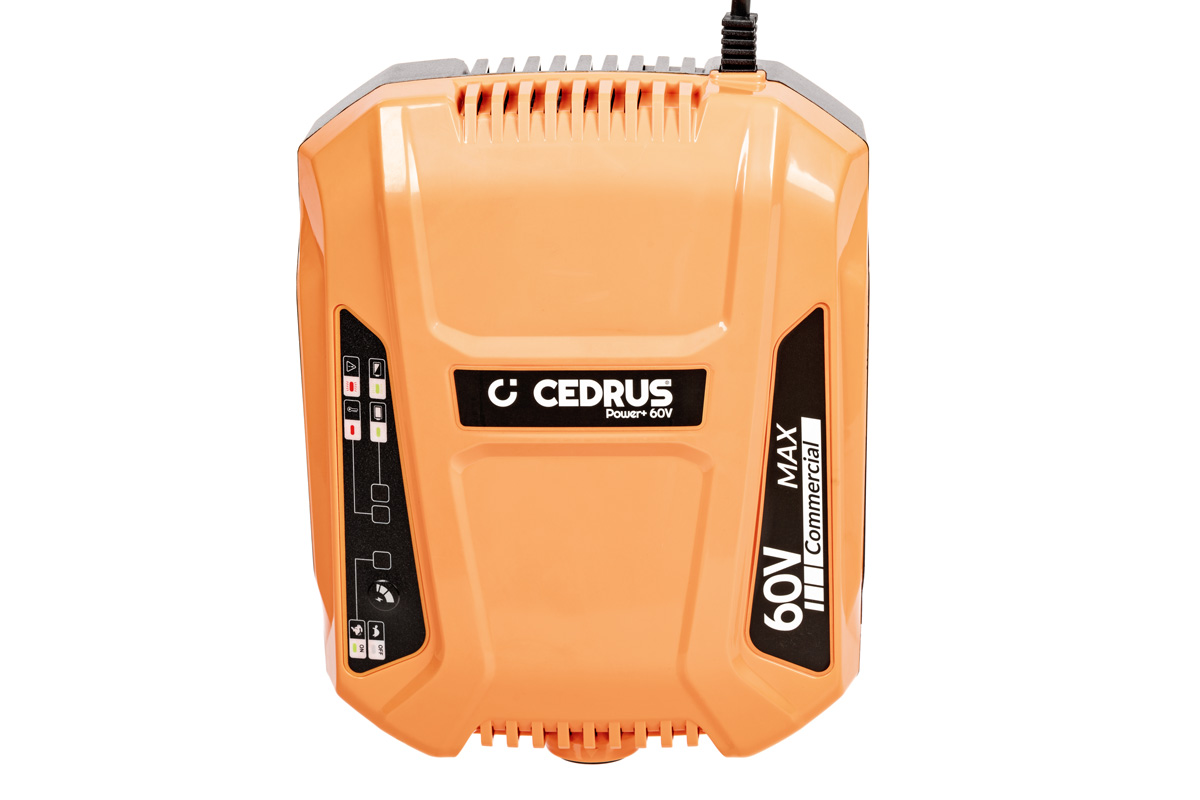 Ładowarka Cedrus CHP4-8 widziana od przodu, z logo Cedrus Power+ 60V i panelem kontrolek