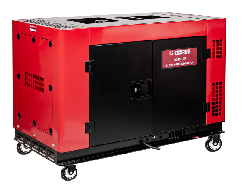 Zamknięta obudowa agregatu Cedrus DG12E-3F z napisem Silent Diesel Generator na kółkach