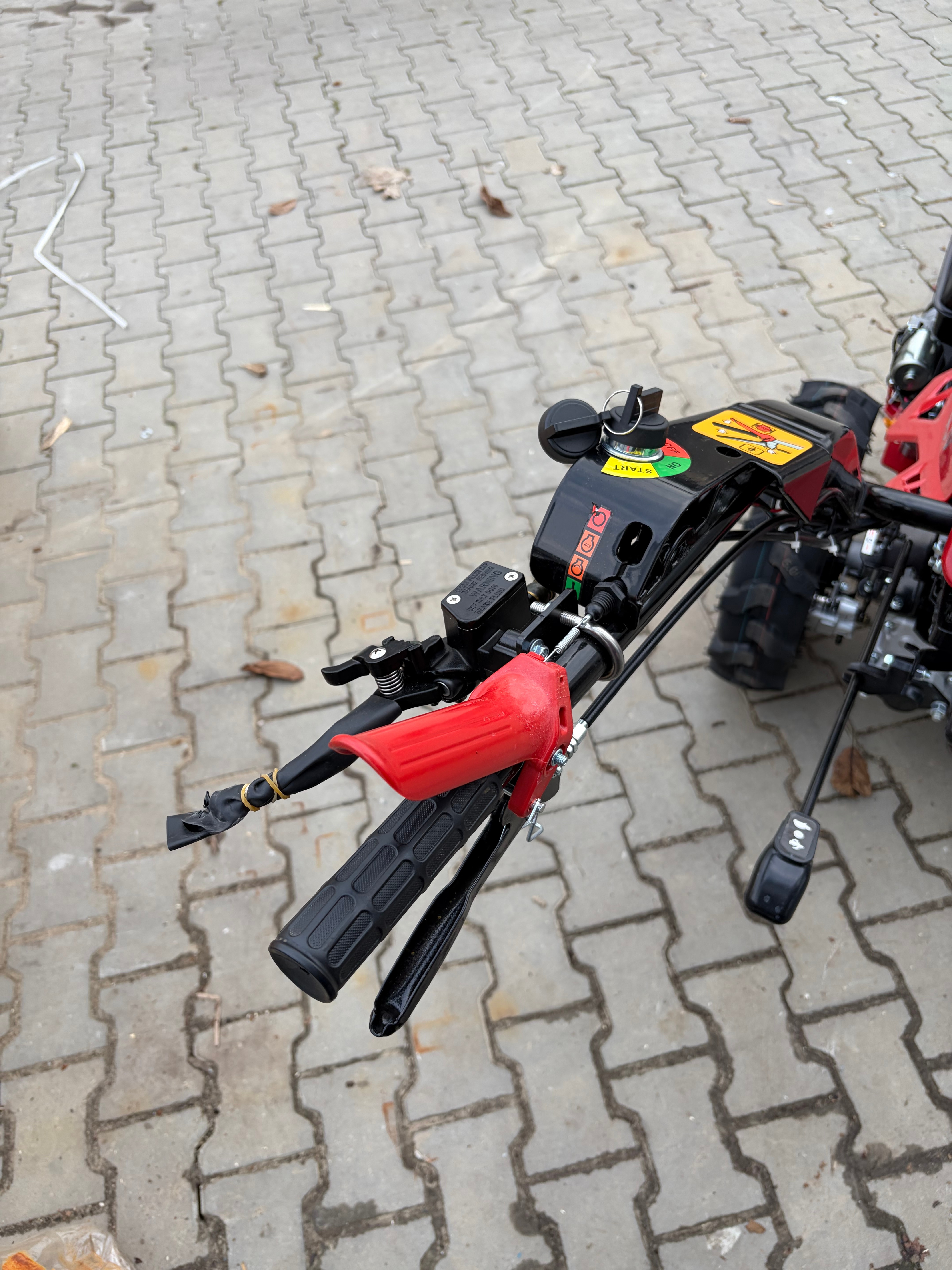 Uchwyt kierownicy ze stacyjką i kluczykiem w traktorku Gartentechnik Bremen 750