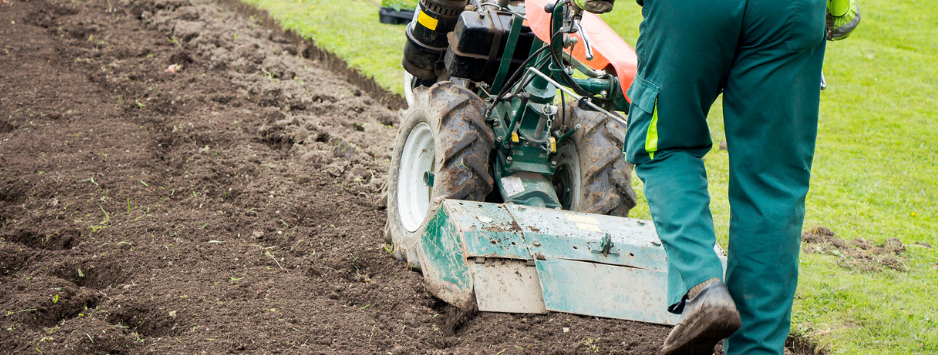 Glebogryzarka spalinowa z napędem – jaką wybrać?
