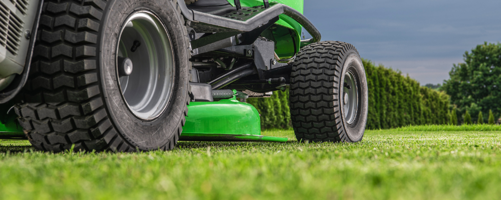 Traktorek ogrodowy czy kosiarka? Przewodnik po rozmiarach działki